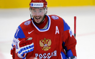 Hockey man red jersey smiling - the ice free wallpaper