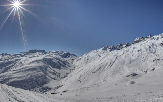 Sunshine snowy mountain range blue - a clear blue sky above free wallpaper