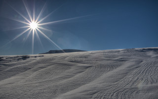 Sunlight snowy hillside clear sky - clear free wallpaper