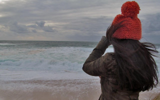 Woman red hat beach ocean - free beach wallpaper