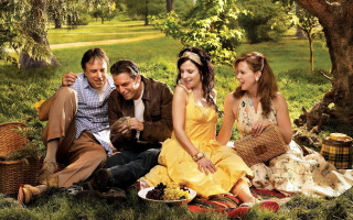 Park picnic group smiling family - wine free wallpaper