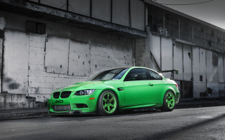 Green car graffiti building 3d - a green car free wallpaper