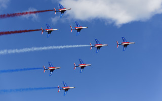 Airplanes formation smoke trails blue - les automatiste free wallpaper