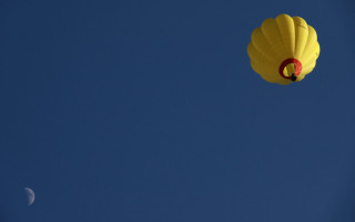 Yellow hot air balloon half 2 - telephoto free wallpaper
