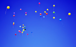 Balloons blue sky clouds lamp - color free wallpaper