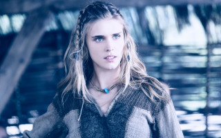 Woman longhair serious blueeyes jewelry - long hair and a necklace free wallpaper for desktop