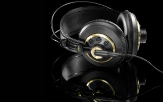 Headphones black background gold trimmings - product photography free wallpaper