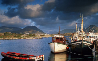 Boats mountains cityscape dock water - the water near each other free wallpaper