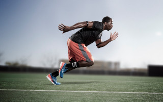 Man running blue shoes black - his foot free wallpaper for desktop
