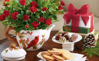 Table roses cookies vase birthday - the table free wallpaper for desktop