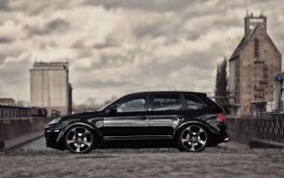 Black car street building bridge - a cloudy sky in the background free wallpaper