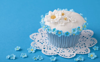 Cupcake white frosting blue flowers - a cupcake free wallpaper