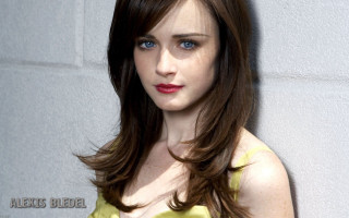 Woman blue eyes yellow dress - perfect eye free wallpaper