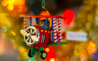 Toy airplane christmas tree bokeh - a christmas tree free wallpaper for desktop