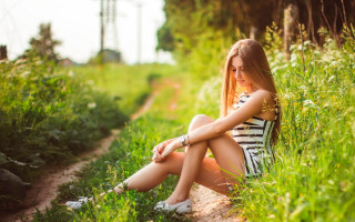 Eszter mattioni woman sitting grass - her knee free wallpaper for desktop