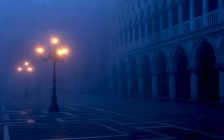 Foggy gothic city street lamp - a street light free wallpaper