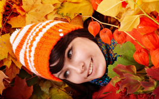 Autumn leaves girl hat smile - striped free wallpaper
