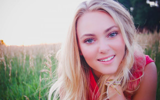 Blonde blue eyes field sun - a picture in a field of grass free wallpaper