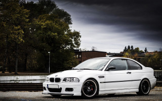 White car forest building night - a dark sky in the background free wallpaper for desktop