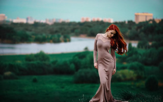 Red hair woman field city - a field of grass free wallpaper