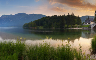 Lake bridge house mountains clouds - free summer wallpaper