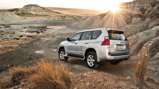 Silver suv rocky desert sunset - pathfinder free wallpaper