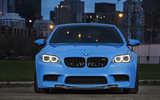 Blue car city skyline night 3 - a city skyline in the background free wallpaper for desktop