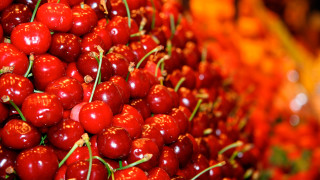 Cherries table blurry background closeup - top of a table next free wallpaper