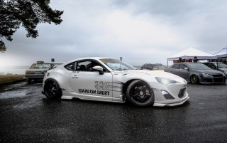 White sports car rainy night - a rainy day free wallpaper