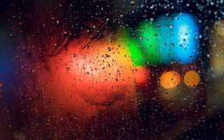 Blurry traffic light rain neon - art photography free wallpaper