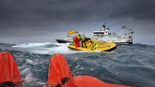 Boat crew water military horizon - a boat in the background free wallpaper