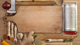 Spices cuttingboard knife garlic peppermills - a cutting board free wallpaper
