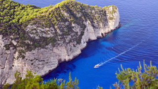 Boat cliff water blue ocean - a blue ocean below free wallpaper