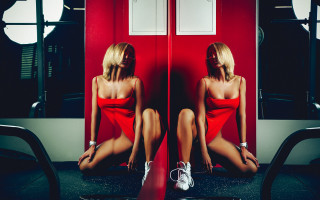 Red dress mirror night star - a chair in front free wallpaper