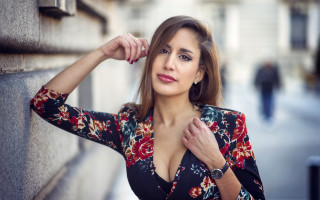 Woman kimono portrait brown eyes - a woman leaning against a wall free wallpaper
