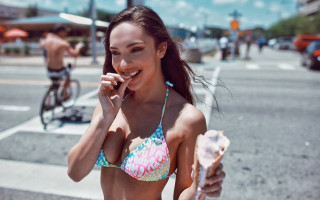 Woman bikini eating pizza beach - elizabeth polunin free wallpaper