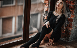 Woman sitting window still blurry - fashion photoshoot free wallpaper
