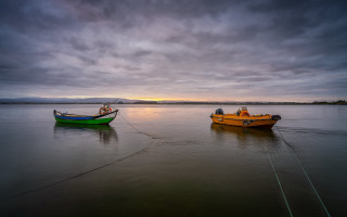 Boats sunset cloudy horizon mountains - free sunset wallpaper