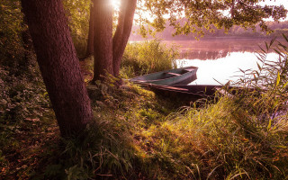 Lake shore boat autumn leaves - free summer wallpaper