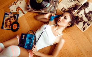 Woman lying floor record player - free vintage wallpaper for desktop