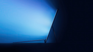 Laptop table blue sky clouds - the screen free wallpaper