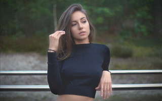 Elena guro black top blurry - minimal free wallpaper for desktop