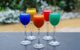 Four colored glasses table blurry - albert irvin free wallpaper