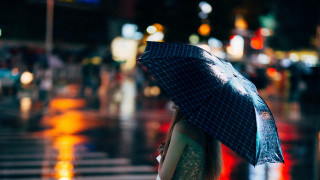 Rainy night cityscape umbrella bokeh - rainy free wallpaper
