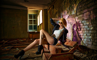 Gothic fashion blonde boot sitting - black boot free wallpaper