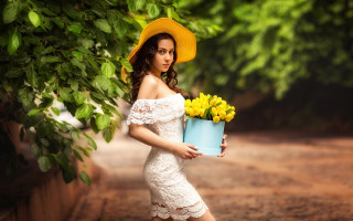 Yellow hat flower bucket outdoors - a yellow hat free wallpaper