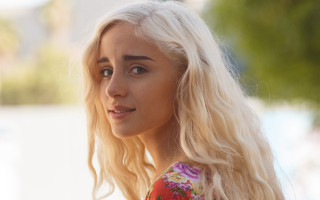 Blonde woman flower shirt serious - shirt free wallpaper