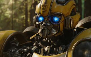 Robot blue eyes yellow car - imax 70 mm footage free wallpaper