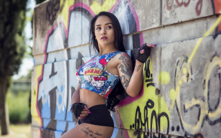 Tattooed woman graffiti gloves long - a glove free wallpaper for desktop