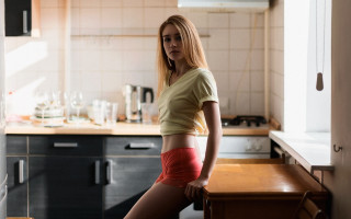 Woman kitchen blonde blue eyes - a stool free wallpaper for desktop